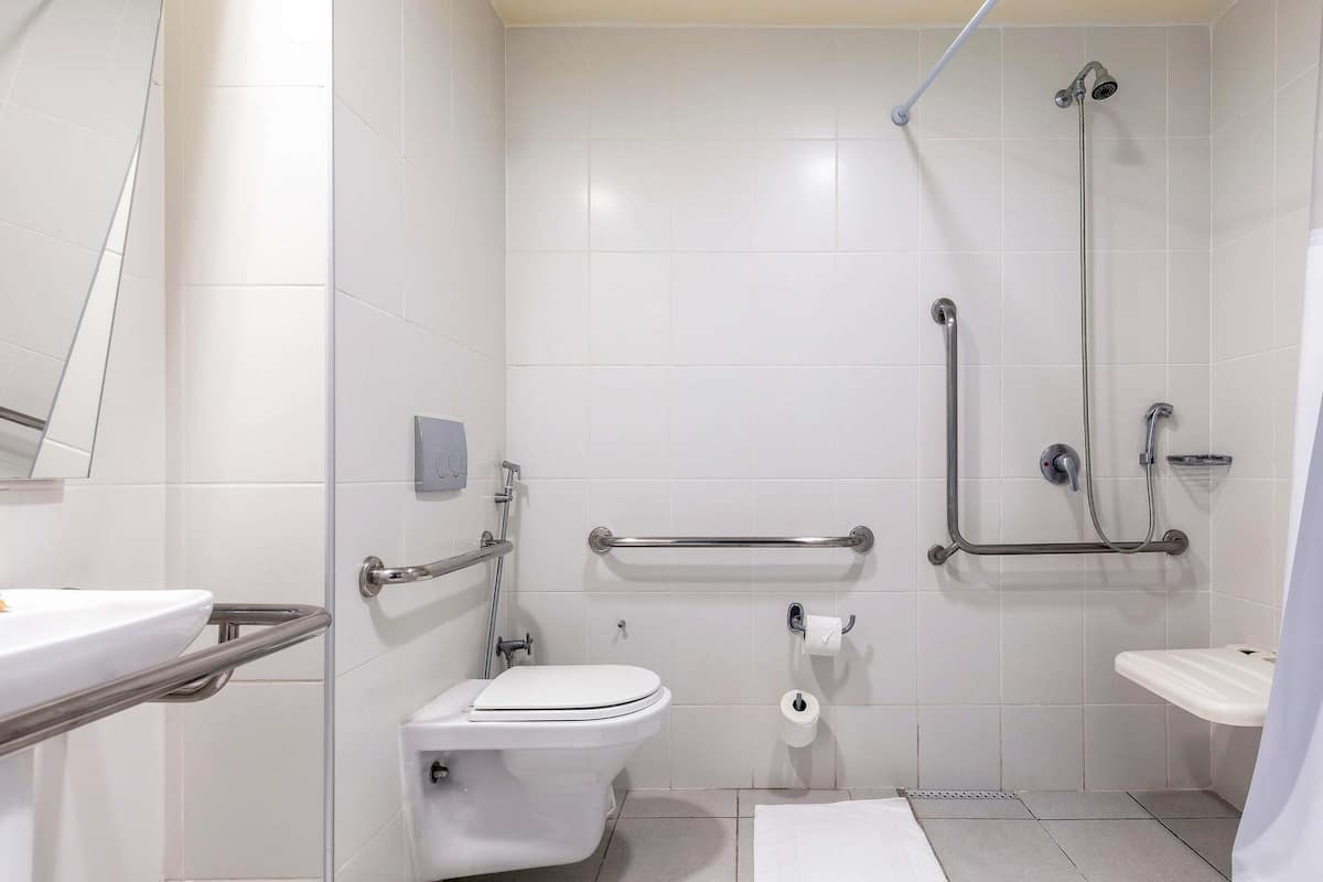 Standard-Apartment, 1 Doppelbett, barrierefrei | Schreibtisch, laptopgeeigneter Arbeitsplatz, Verdunkelungsvorhänge