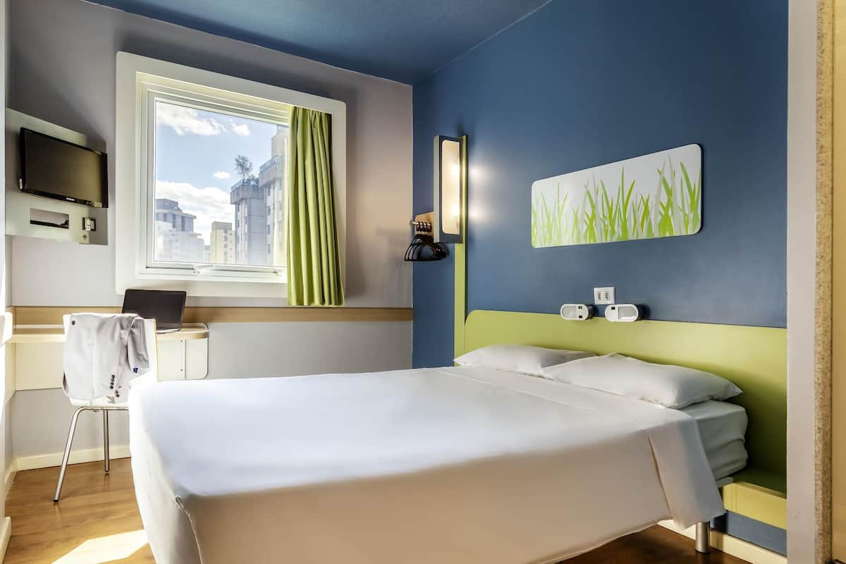 Leilighet, 1 dobbeltseng | Skrivebord, skrivebord for bærbar PC, blendingsgardiner og lydisolert