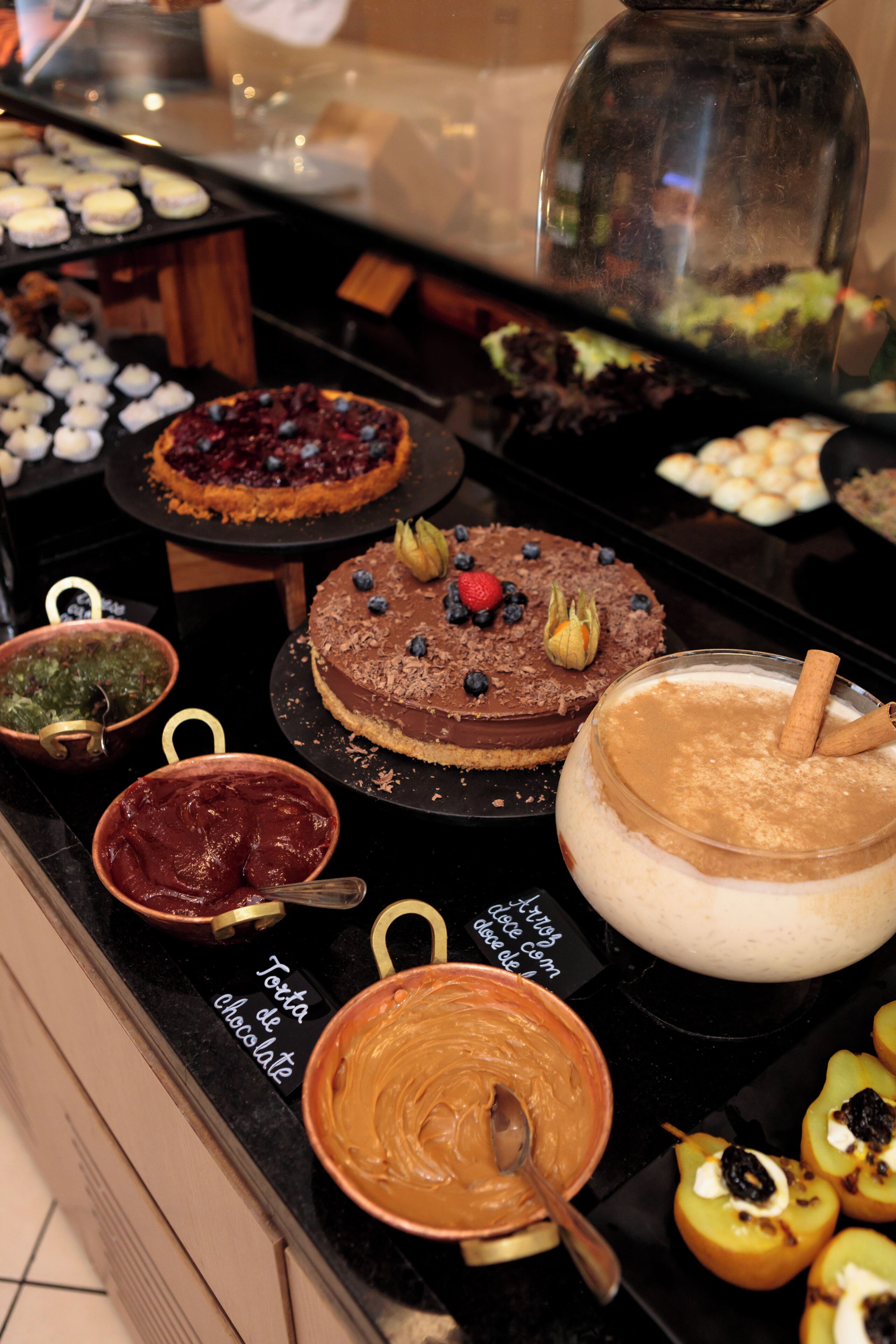 Diverse desserts en gebak, waaronder taarten met toppings, en een grote kom wat lijkt op ijs.