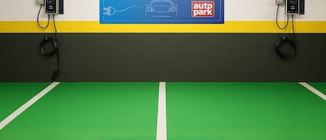 An electric vehicle charging station with a sign that reads "VAGA EXCLUSIVA PARA CARROS ELÉTRICOS" and "autopark".
