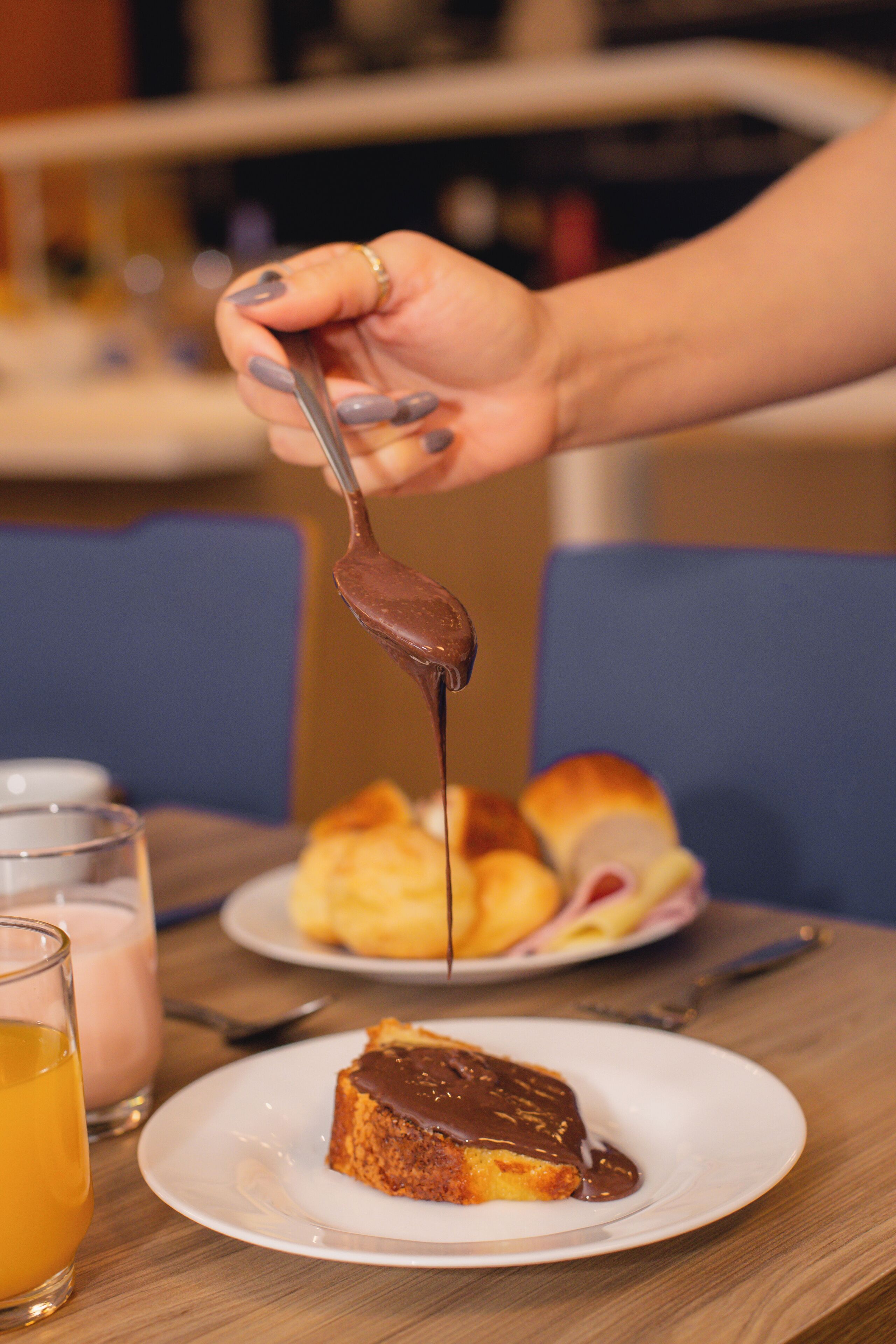 Sobremesa com calda de chocolate num prato.