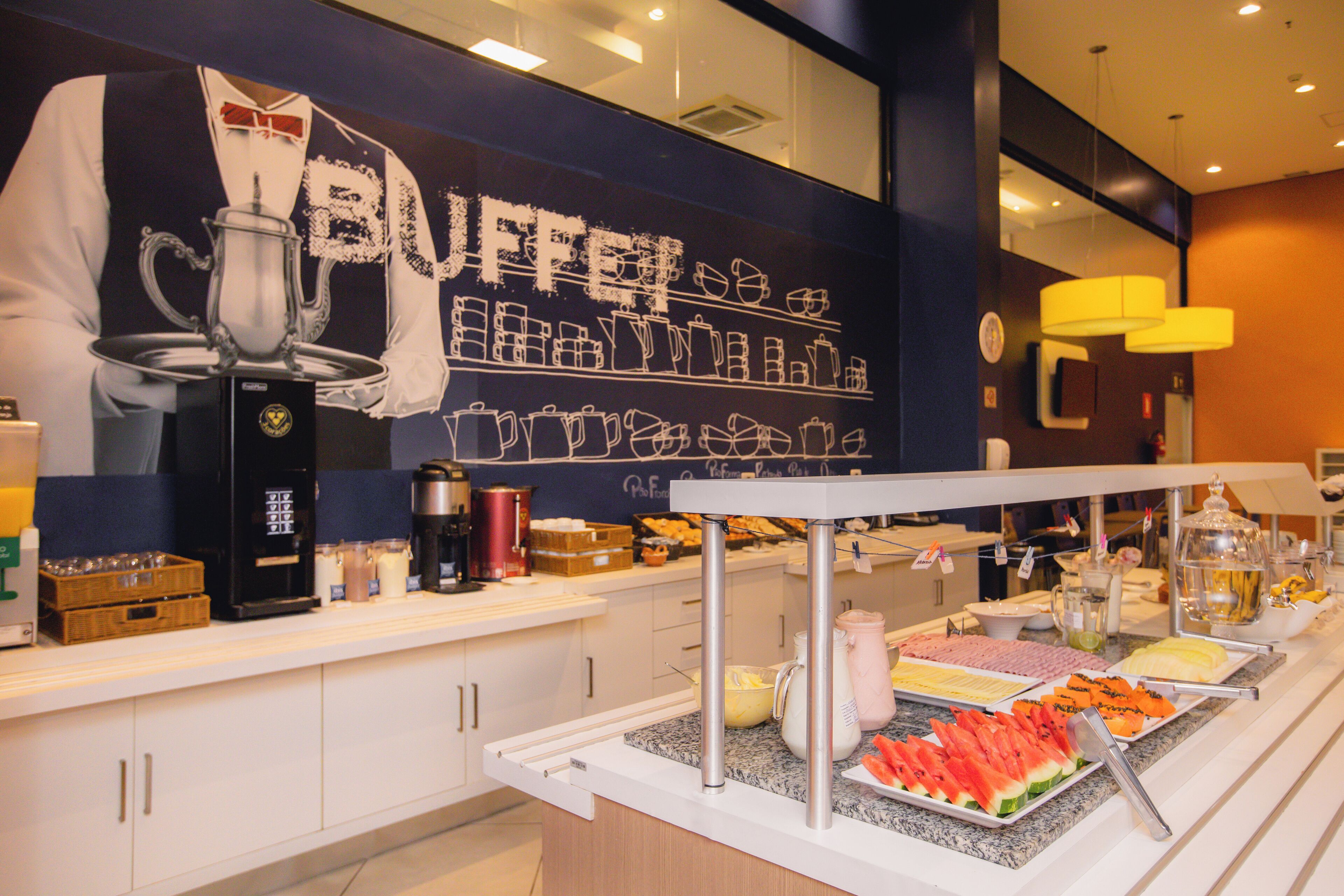 Café da manhã com buffet todos os dias mediante uma taxa