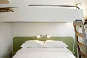 Escritorio, espacio para trabajar con laptop y cortinas blackout 