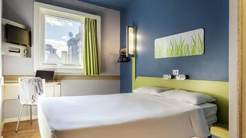 Apartment, 1 Double Bed | Desk, laptop workspace, blackout drapes, soundproofing