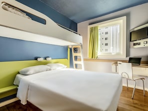 Departamento, 1 cama matrimonial | Escritorio, espacio para trabajar con laptop y cortinas blackout