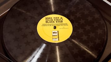 Un disco de vinilo en un tocadiscos con una etiqueta que dice "MOS DEF & TALIB KAWELL BLACK STAR".