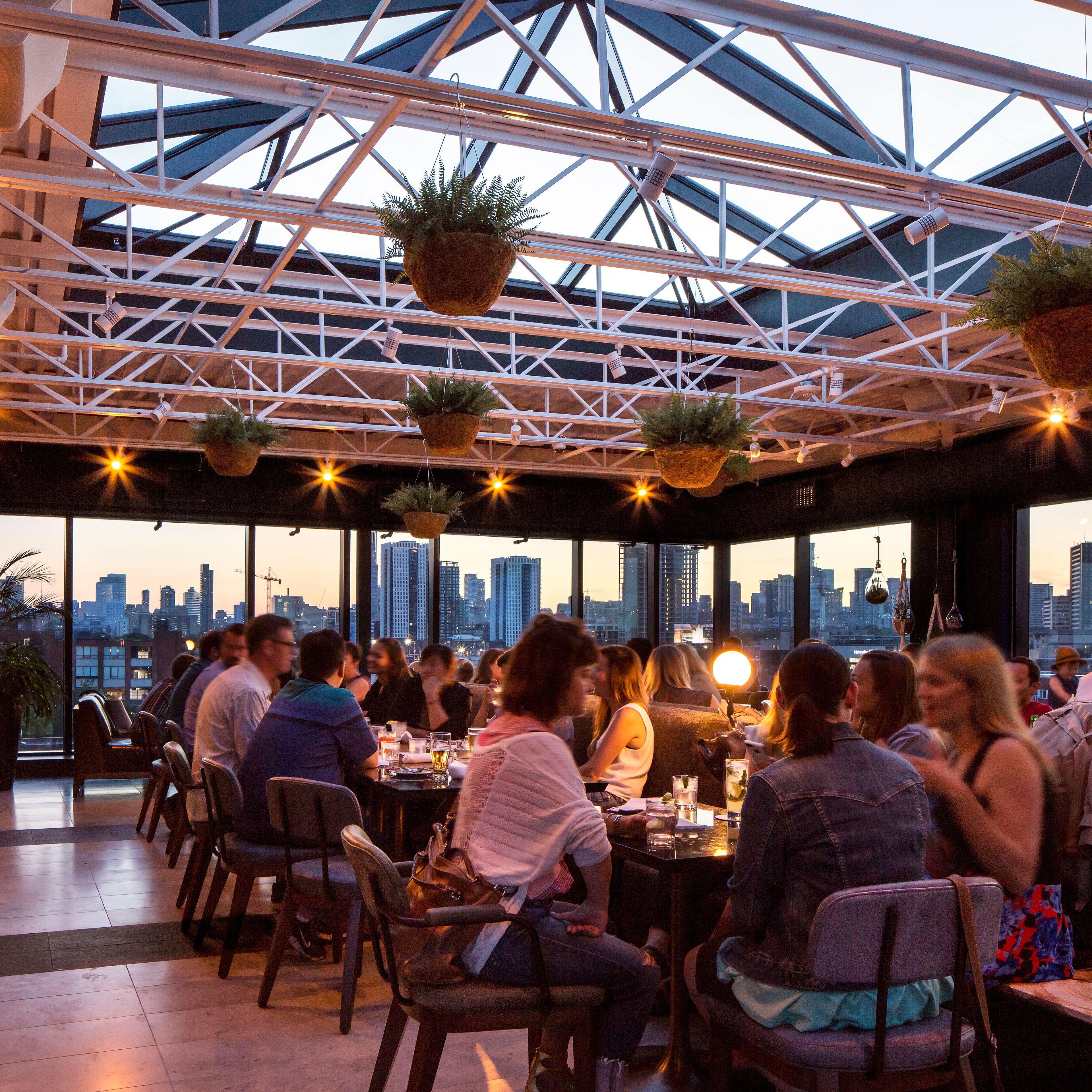 3 restaurants, breakfast served