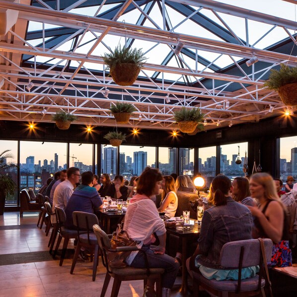3 restaurants; breakfast, lunch, dinner, and brunch served