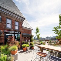 3 restaurants; ze serveren er ontbijt, lunch, diner en brunch 