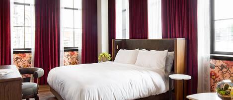 Habitación Deluxe, 1 cama de matrimonio grande con sofá cama, en esquina | Minibar, caja fuerte, escritorio y cortinas opacas