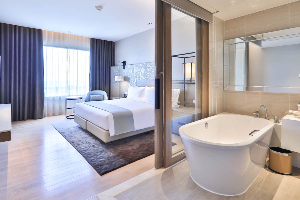 suite, 1 bedroom, sea view | bathroom | combined shower/bathtub, free toiletries, hair dryer, bathrobes