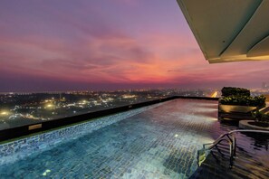 Outdoor pool - Holiday Inn & Suites Rayong City Centre by IHG (Rayong)