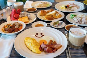 Daily buffet breakfast for a fee - Holiday Inn & Suites Rayong City Centre by IHG (Rayong)