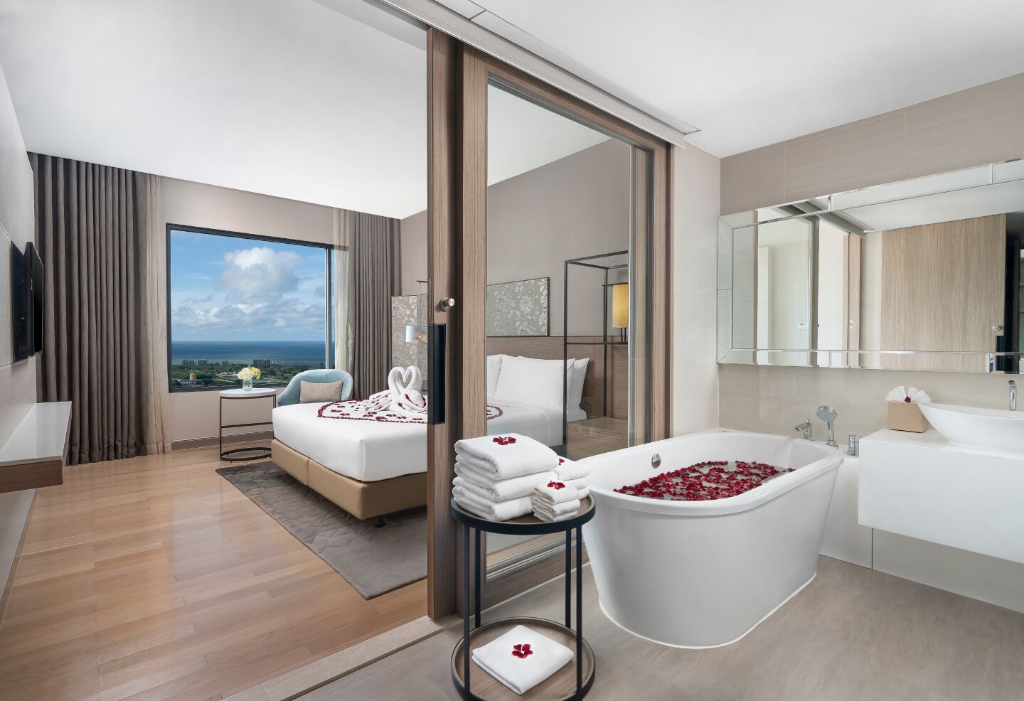 迷你吧、客房内保险箱、办公桌、笔记本电脑工作区