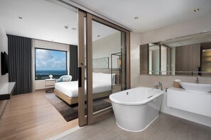 Minibar, in-room safe, desk, laptop workspace - Holiday Inn & Suites Rayong City Centre by IHG (Rayong)