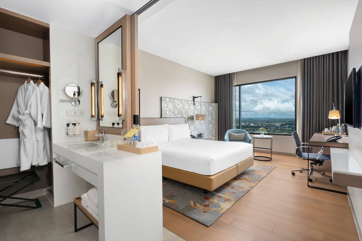 Standard Room, 1 King Bed (High Floor) | Minibar, in-room safe, desk, laptop workspace