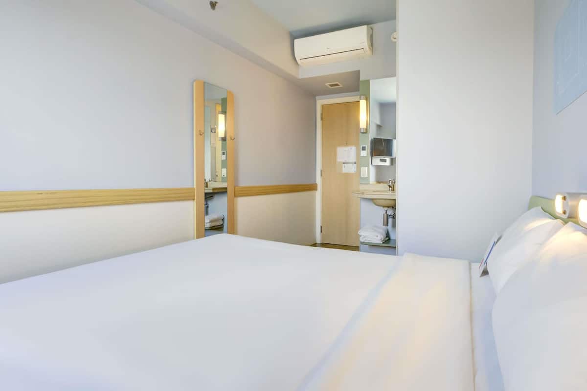 Standard Apartment, 1 Double Bed | Desk, laptop workspace, blackout curtains, iron/ironing board