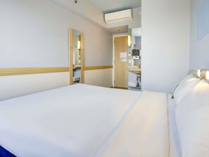 Standard-Apartment, 1 Doppelbett | Schreibtisch, laptopgeeigneter Arbeitsplatz, Verdunkelungsvorhänge