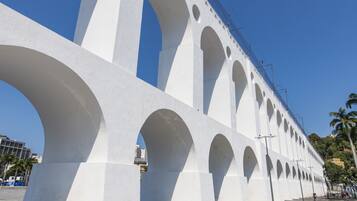 Een witte, gebogen constructie met meerdere openingen, mogelijk een brug of onderdeel van een gebouw.