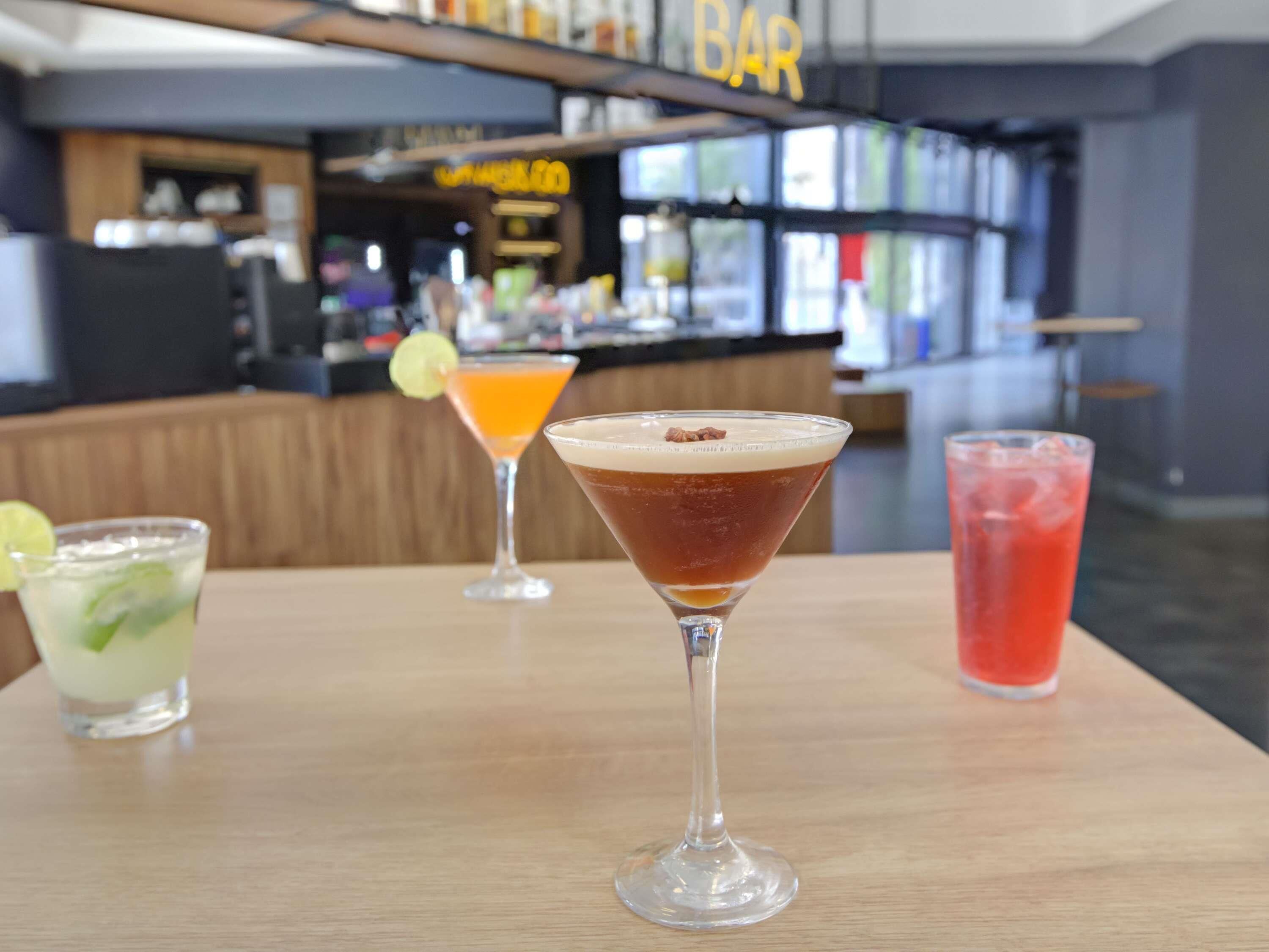 Un área de bar con una barra y estantes al fondo.