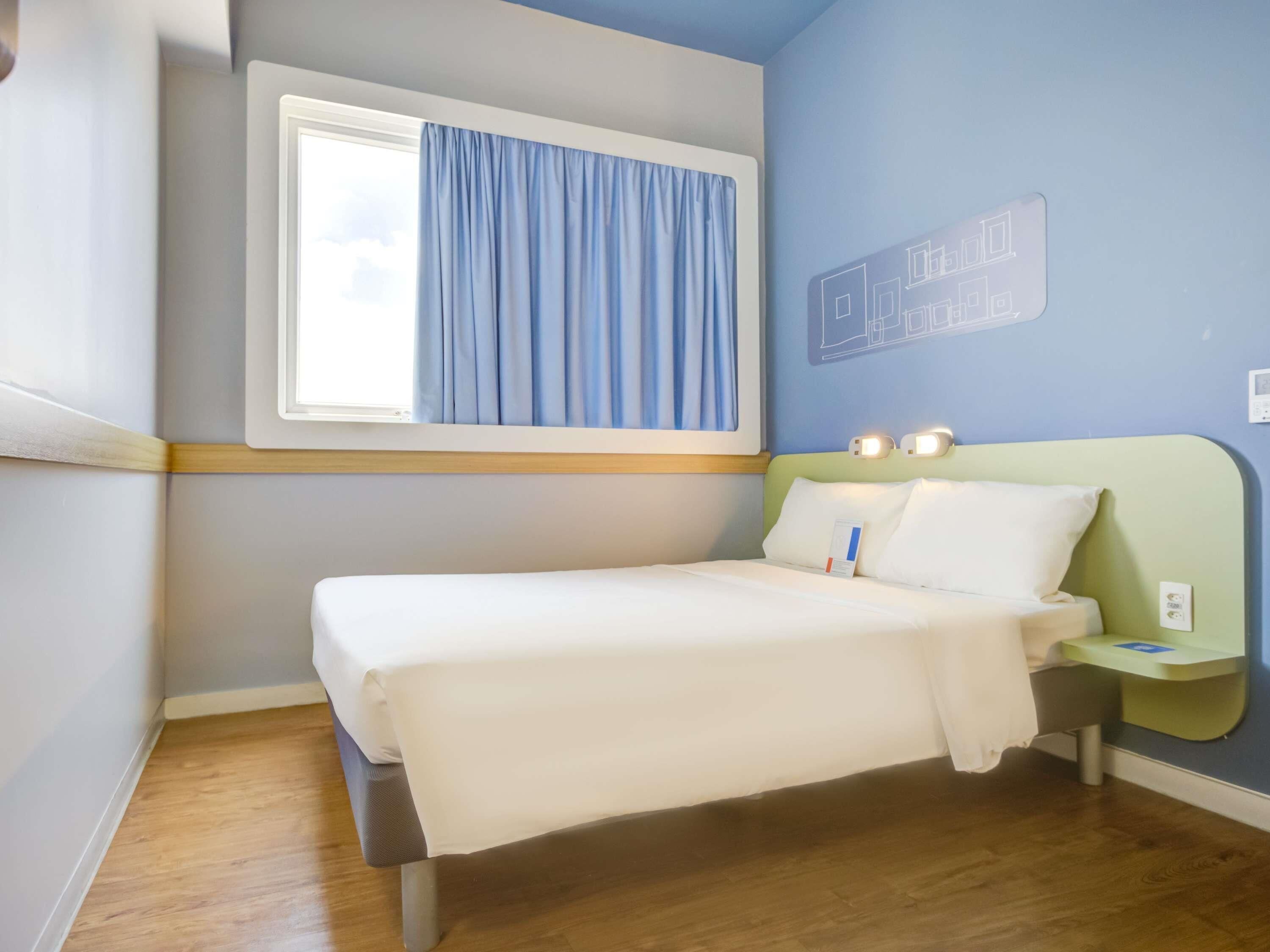 Rom – standard, 1 dobbeltseng, tilgjengelighetstilpasset | Skrivebord, skrivebord for bærbar PC og blendingsgardiner