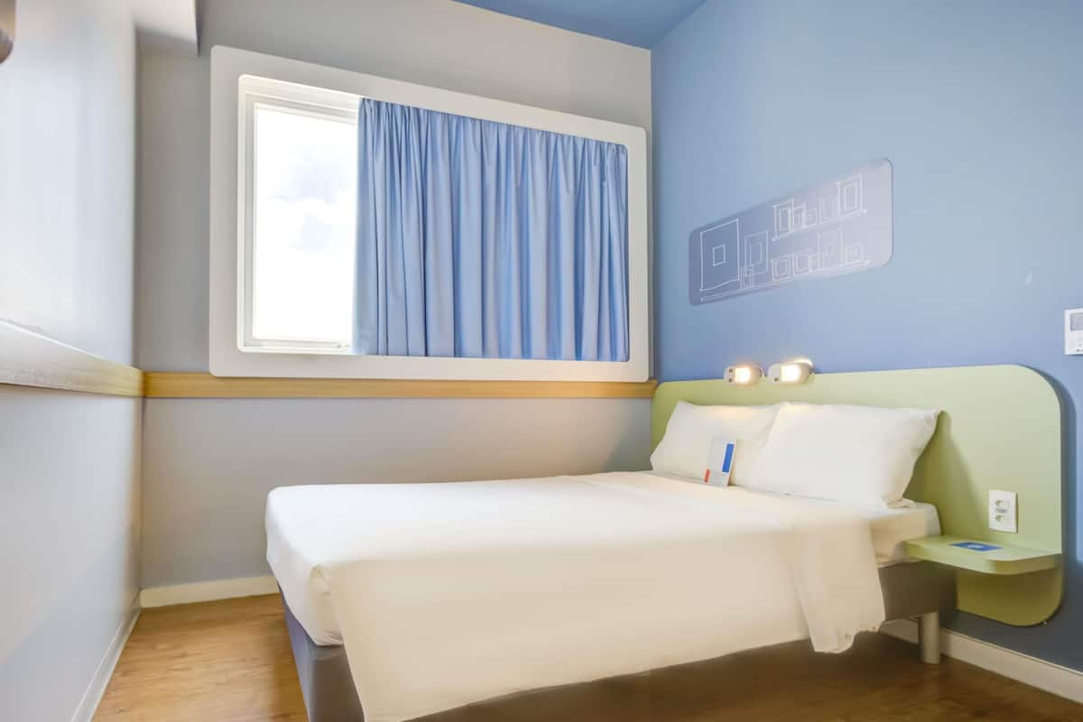 Rom – standard, 1 dobbeltseng, tilgjengelighetstilpasset | Skrivebord, skrivebord for bærbar PC og blendingsgardiner