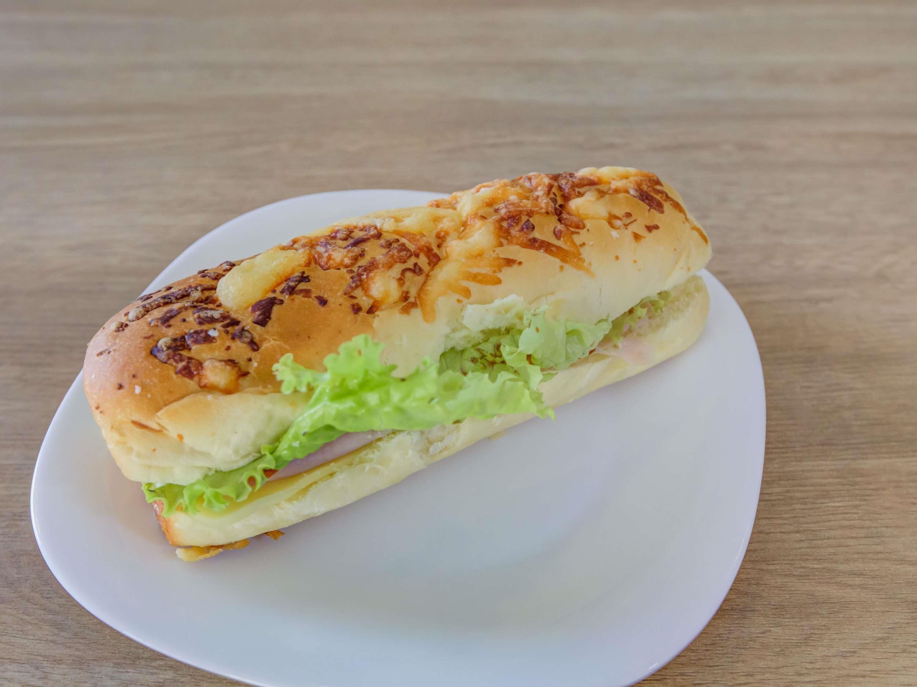 Un sandwich sur une assiette blanche.