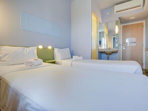 Bureau, espace de travail pour ordinateur portable, rideaux occultants