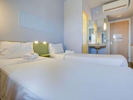 Apartamento standard, 2 camas de solteiro | Escrivaninha, espaço de trabalho para notebook, cortinas blackout