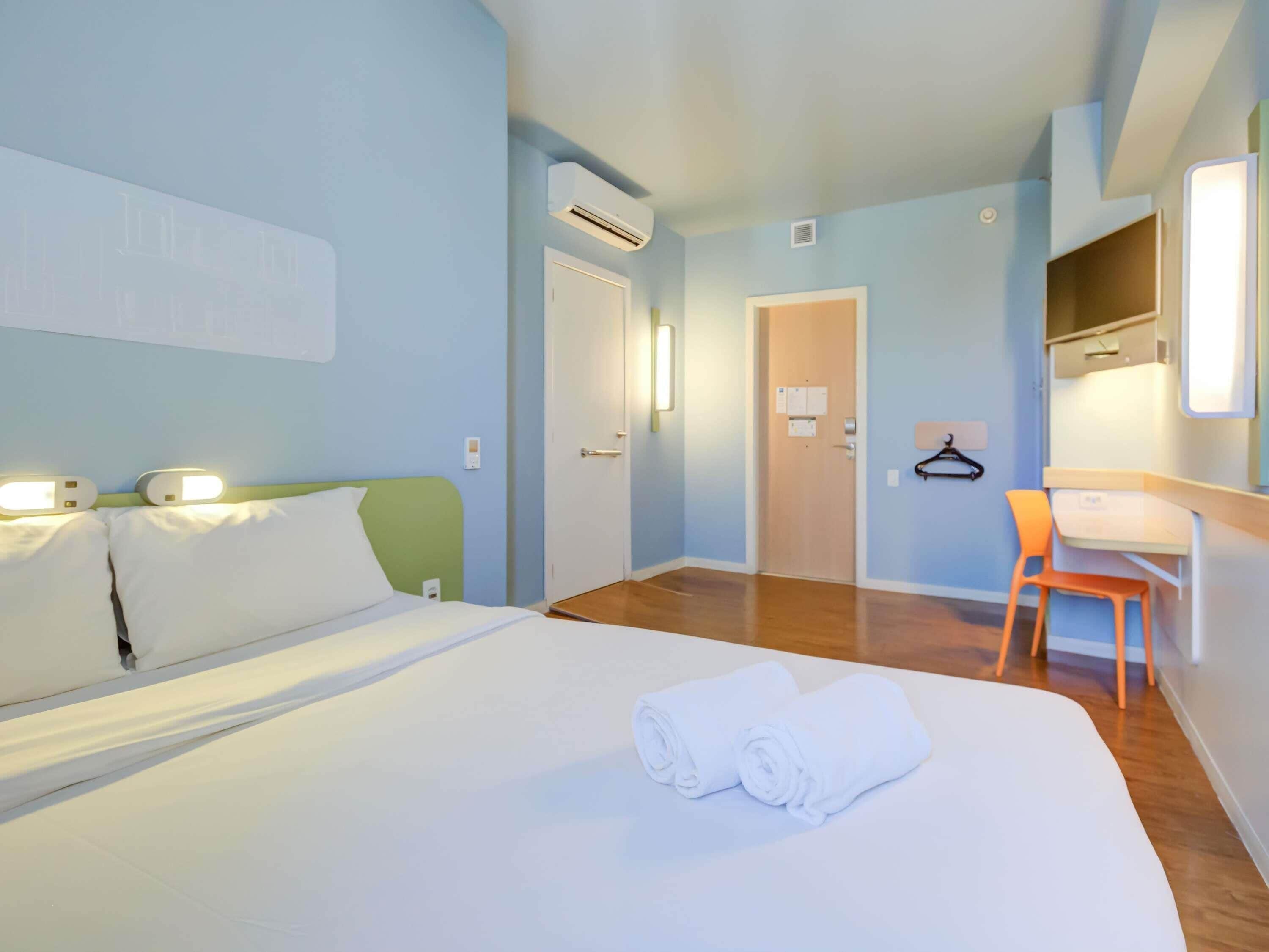 Habitación estándar, 1 cama matrimonial, con acceso para personas discapacitadas | Escritorio, espacio para trabajar con laptop y cortinas blackout 