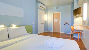 Habitación estándar, 1 cama matrimonial, con acceso para personas discapacitadas | Escritorio, espacio para trabajar con laptop y cortinas blackout