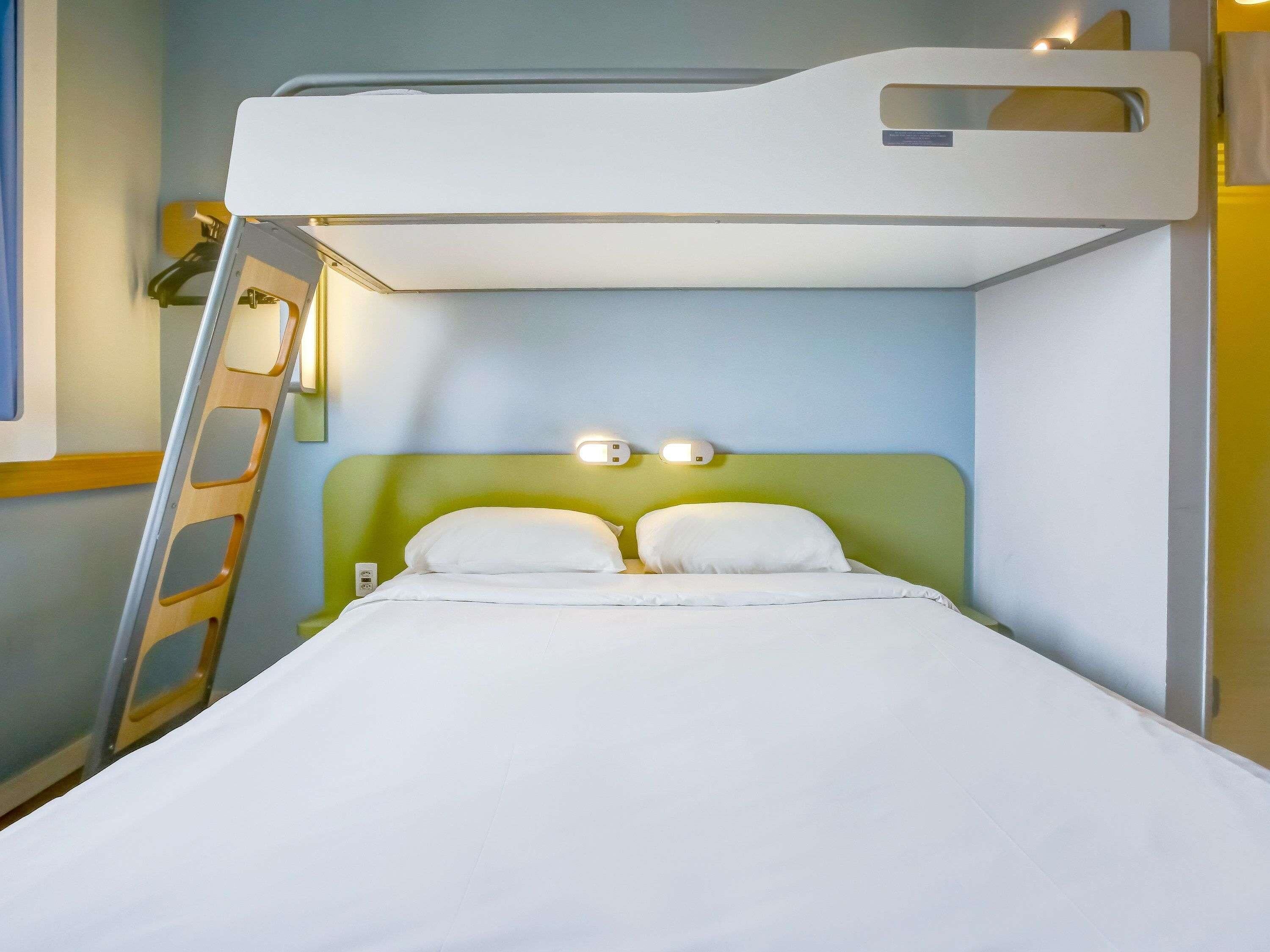 Rom – standard, flere senger | Skrivebord, skrivebord for bærbar PC og blendingsgardiner