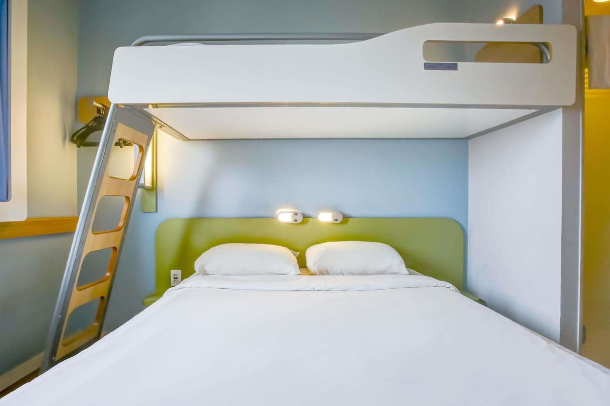 Rom – standard, flere senger | Skrivebord, skrivebord for bærbar PC og blendingsgardiner