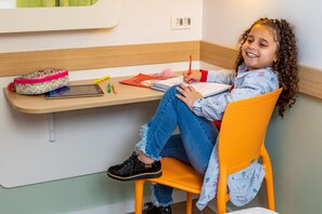 Individuell dekoriert, Schreibtisch, laptopgeeigneter Arbeitsplatz