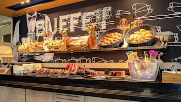 Se sirven desayunos y cocina internacional