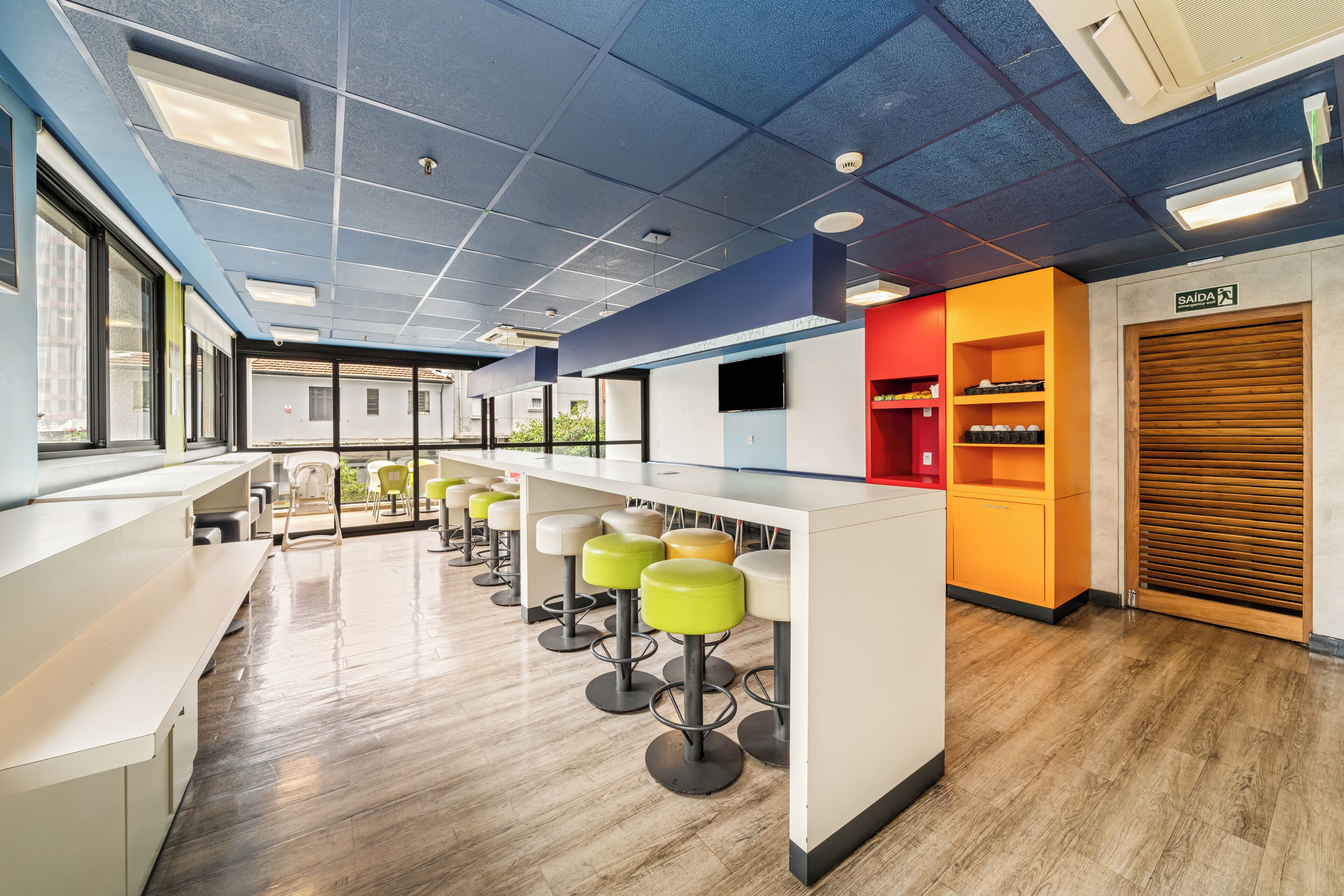 S'hi serveixen esmorzars i plats de cuina internacional 