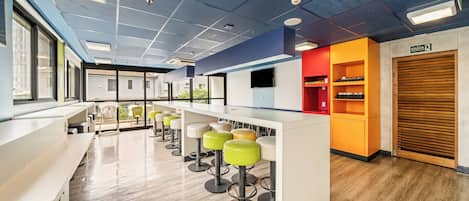 Breakfast served, international cuisine