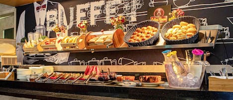 Se sirven desayunos y cocina internacional