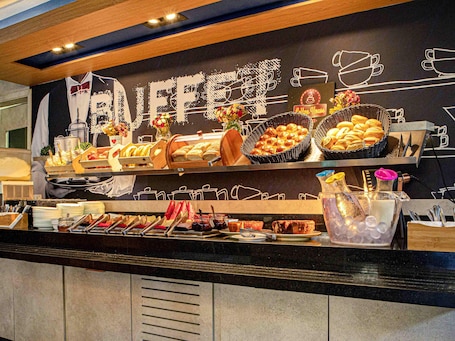 Breakfast served, international cuisine