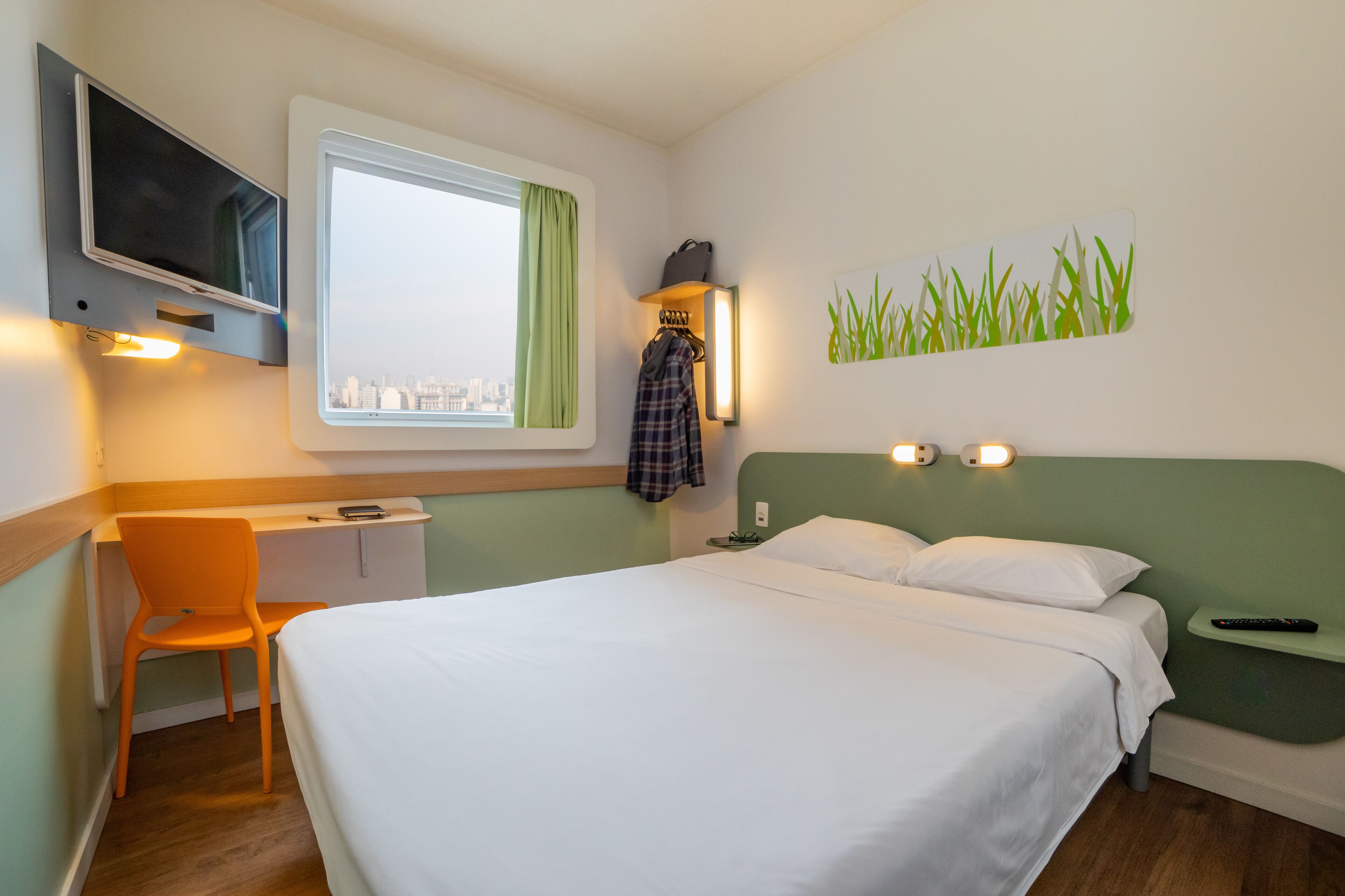 Standardzimmer, 1 Doppelbett | Individuell dekoriert, Schreibtisch, laptopgeeigneter Arbeitsplatz