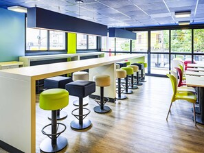 Breakfast served, international cuisine