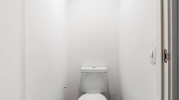 Dusch, miljövänliga toalettartiklar, hårtork och handdukar