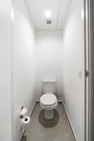 Ducha, artículos de tocador ecológicos, secador de pelo, toallas