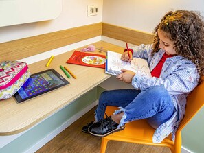 SUPERIOR ROOM WITH MINIBAR AND HAIRDRYER, DOUBLE BED | Individually decorated, desk, laptop workspace, blackout drapes