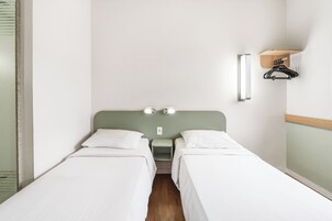 Decoración personalizada, escritorio y espacio para trabajar con laptop 