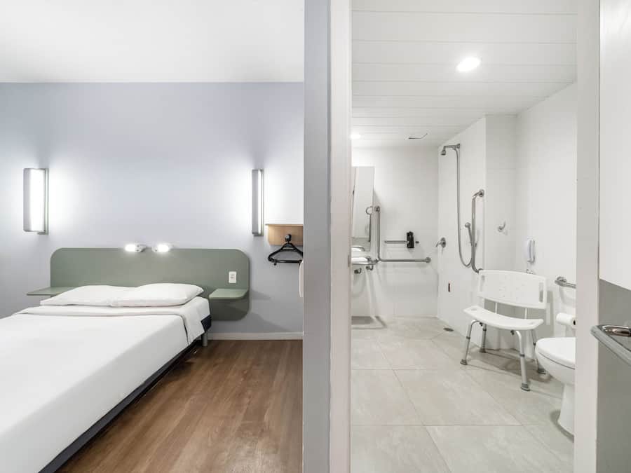 Dobbeltrom – standard, 1 dobbeltseng, tilgjengelighetstilpasset, byutsikt | Individuelt dekorert, skrivebord og skrivebord for bærbar PC