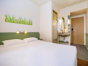 Individually decorated, desk, laptop workspace, blackout curtains - ibis budget Sp Frei Caneca (São Paulo)