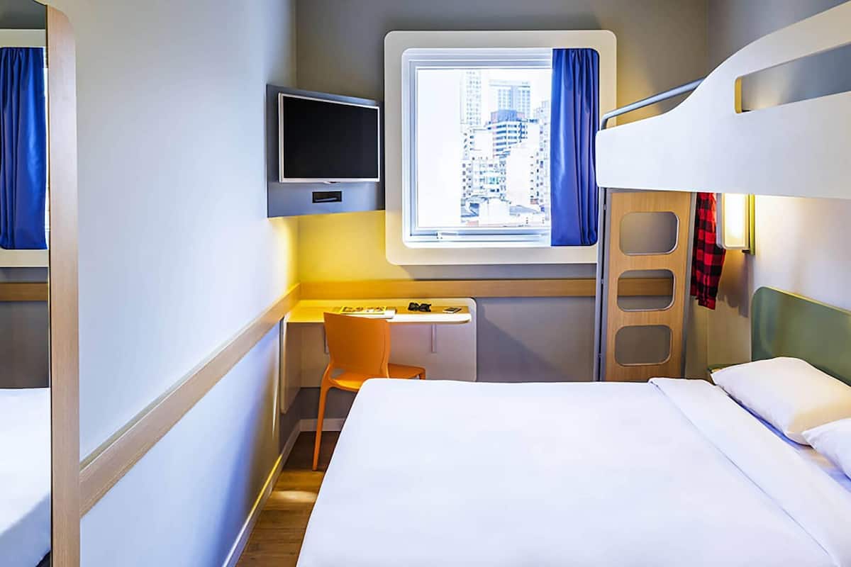 STANDARD ROOM DOUBLE BED + SUPERIMPOSING SINGLE BED | Individually decorated, desk, laptop workspace, blackout drapes