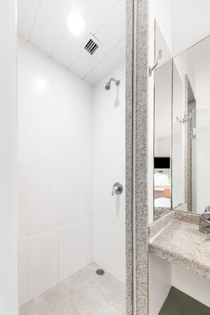 Standard-Dreibettzimmer, Mehrere Betten, Stadtblick | Badezimmer | Dusche, umweltfreundliche Kosmetikartikel, Haartrockner, Handtücher