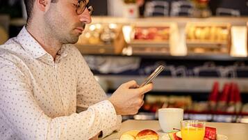 Se ofrece un desayuno bufé (39 BRL por persona)